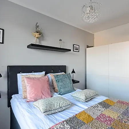 Apartment & Wal25c *